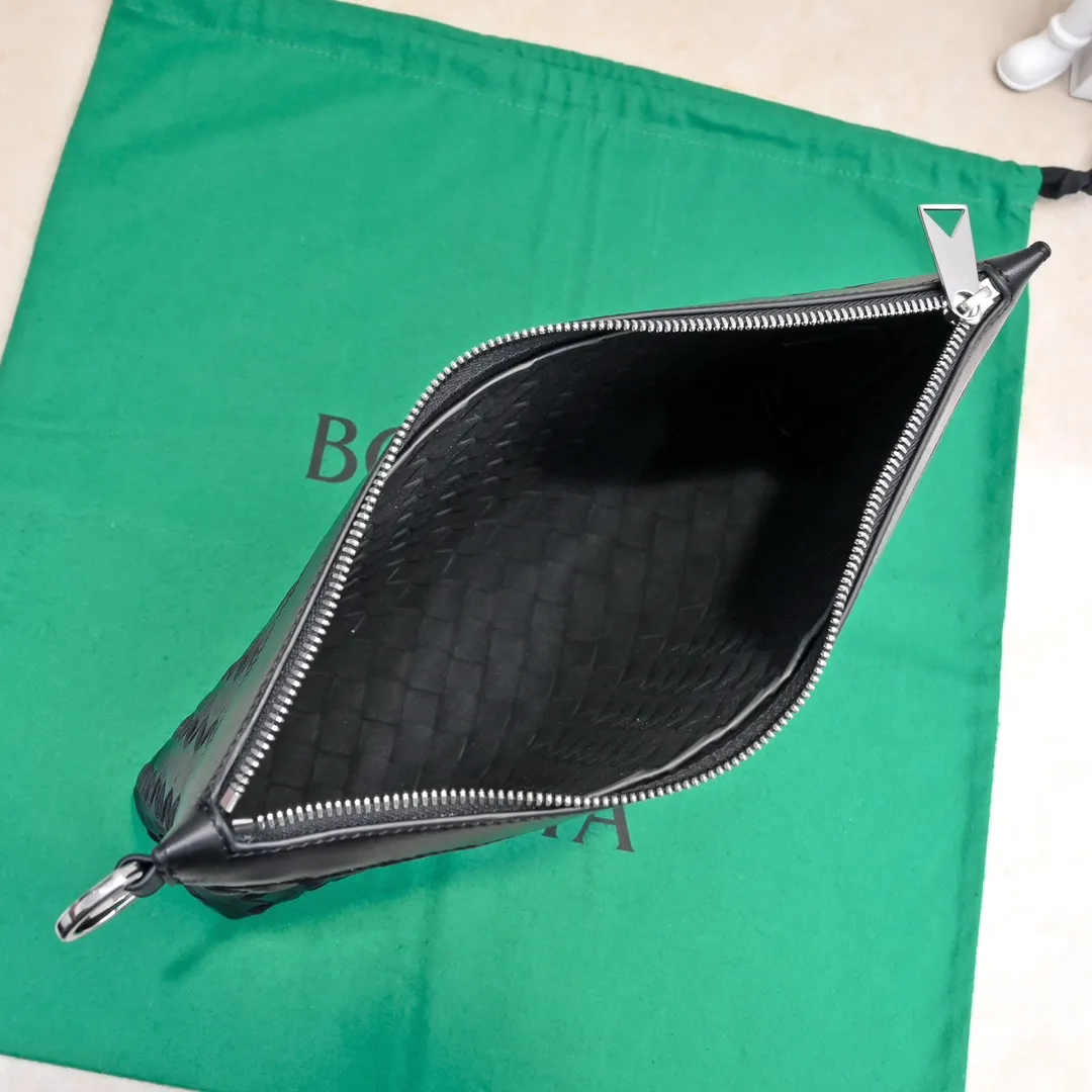 Batch 1360 Bottega Veneta's Bottega Veneta handbag transforms into a man in seconds ⌨️The texture is great! The weaving process is exquisite, simple and elegant, and it perfectly matches any clothes! Whether you are out on the street or on a date, it can instantly improve your overall taste. It can not only hold your wallet and mobile phone, but also the charm of your male god. Style number: 6518 Size: 33*22*7cm